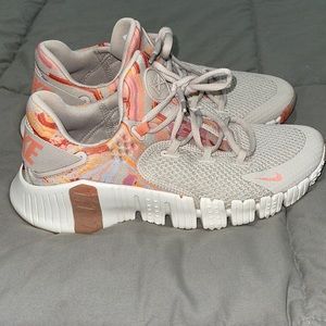 Nike Free Metcon 4 Women's Athletic Shoes in Gray and Pink
